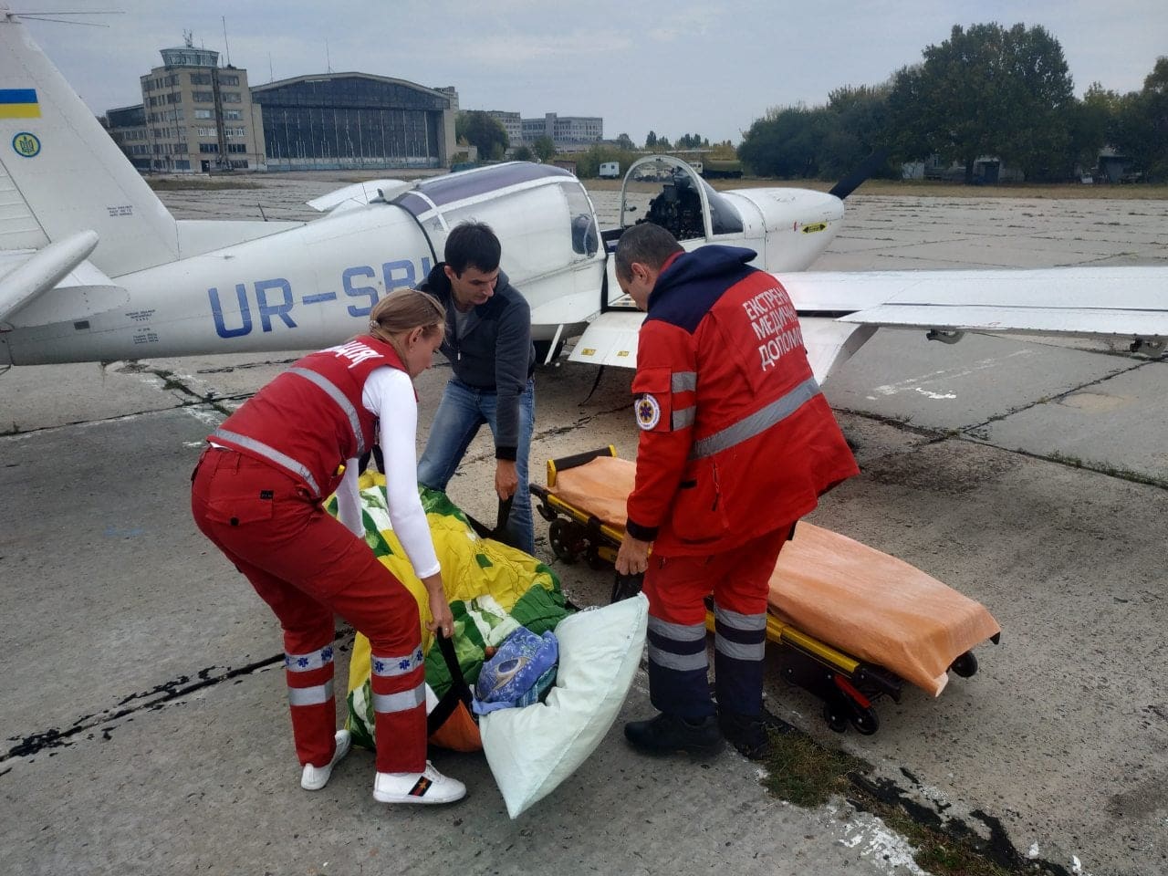 Двух пострадавших в результате взрыва на заводе в Сумах транспортировали в Харьков