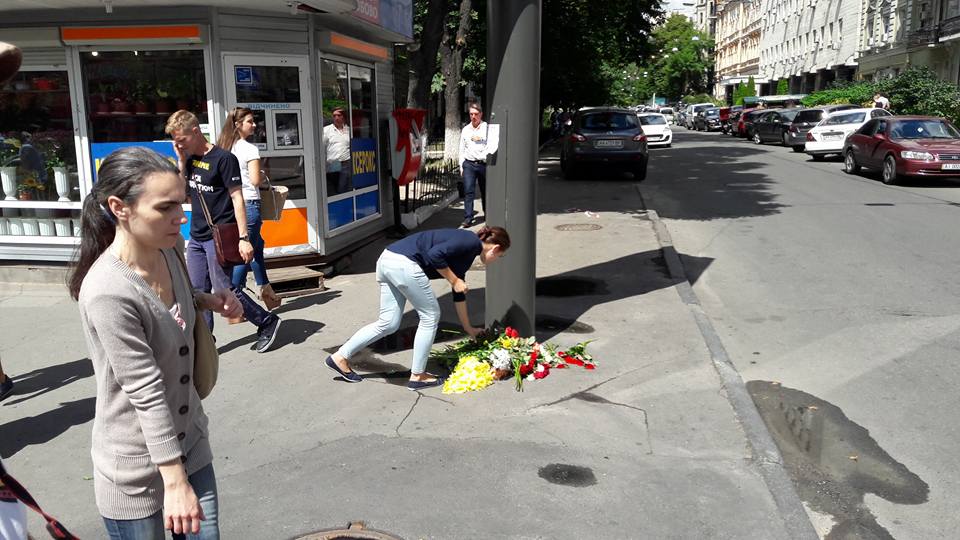 Киевляне несут цветы к месту гибели Павла Шеремета