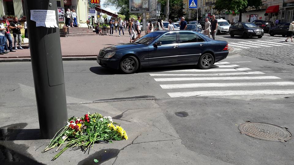 Киевляне несут цветы к месту гибели Павла Шеремета