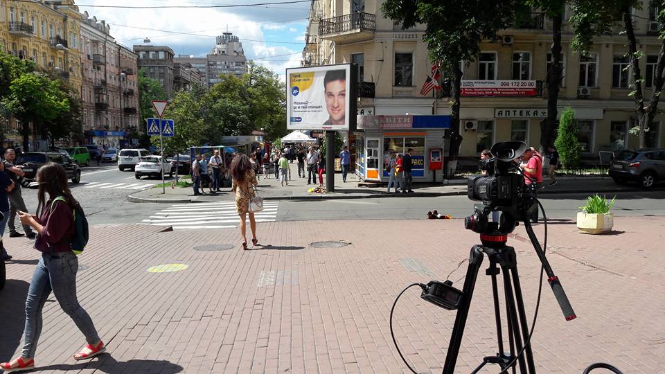 Киевляне несут цветы к месту гибели Павла Шеремета