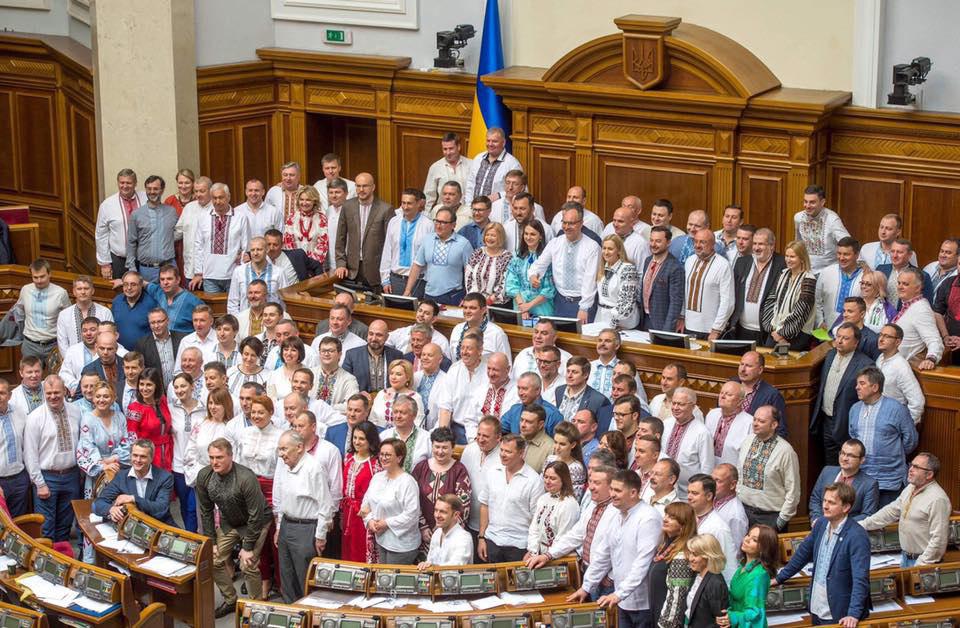 Львовяне одели в вышиванки античных богов и льва-охранника мэрии (ФОТО)