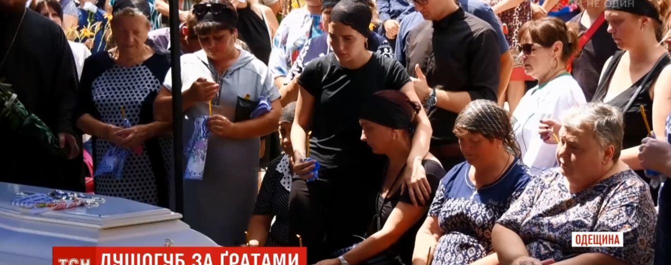 Люди бы их порвали: родственники убийцы не появились на похоронах 11-летней Дарьи Лукьяненко