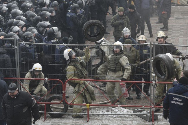 Митингующие под Радой применили против силовиков слезоточивый газ и брусчатку, есть задержанные и пострадавшие