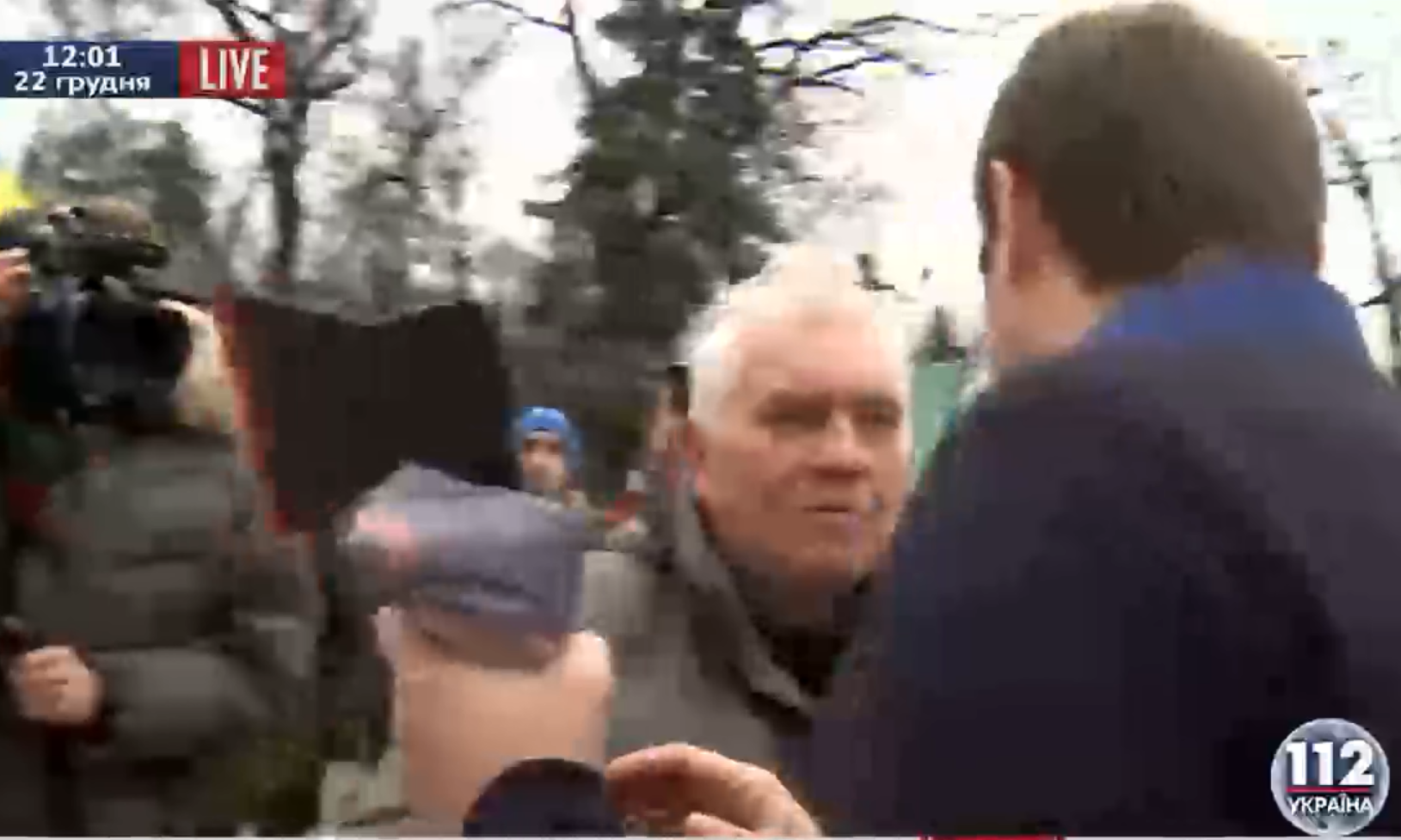 Митингующий под Радой вручил Парасюку топор