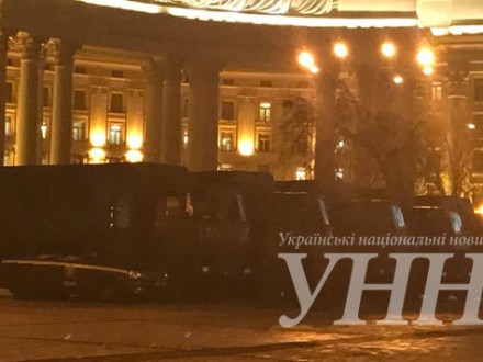 На площадь к Михайловскому собору в Киеве подогнали несколько автозаков