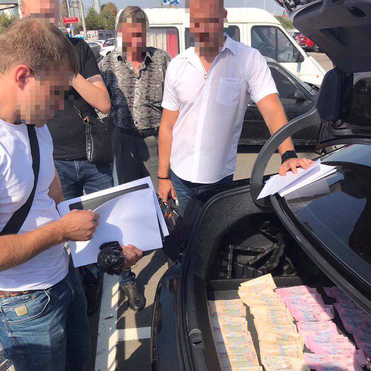 На взятке в 60 тыс. грн в Киеве погорели чиновник Гоструда и адвокат (ФОТО)