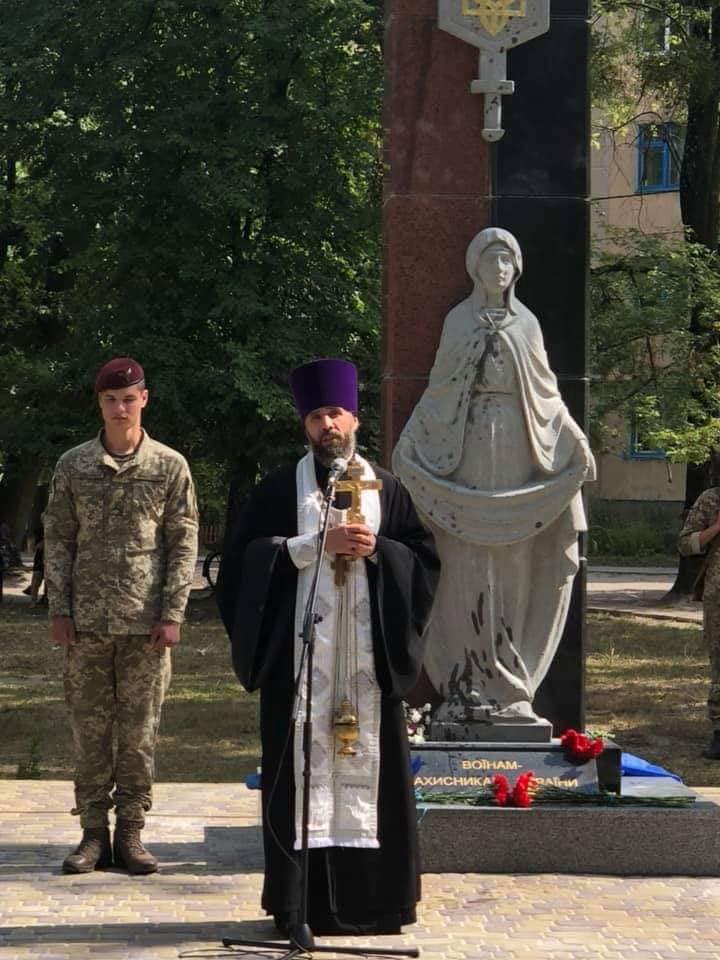 На Житомирщине вандалы облили краской памятник героям АТО (ФОТО)