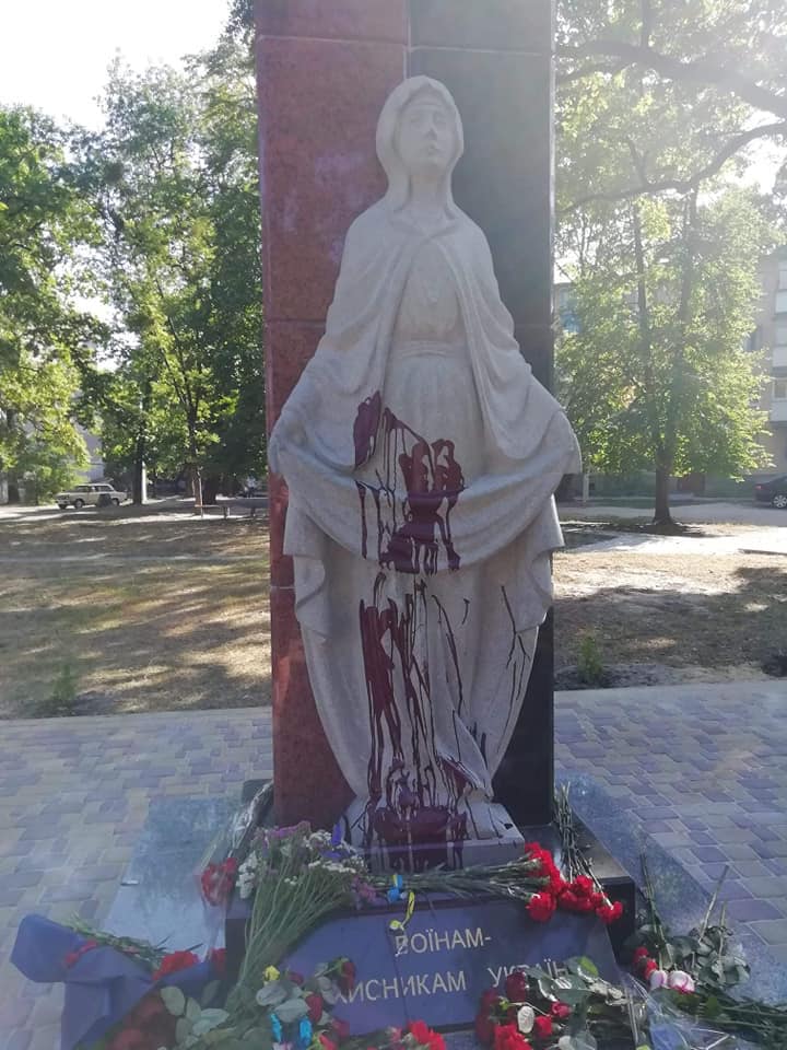 На Житомирщине вандалы облили краской памятник героям АТО (ФОТО)