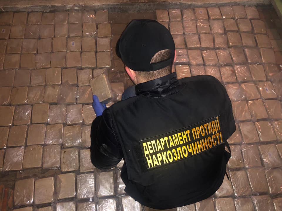 Нацполиция в Киеве задержала группу иностранцев, которые перевозили 300 кг героина (ФОТО)