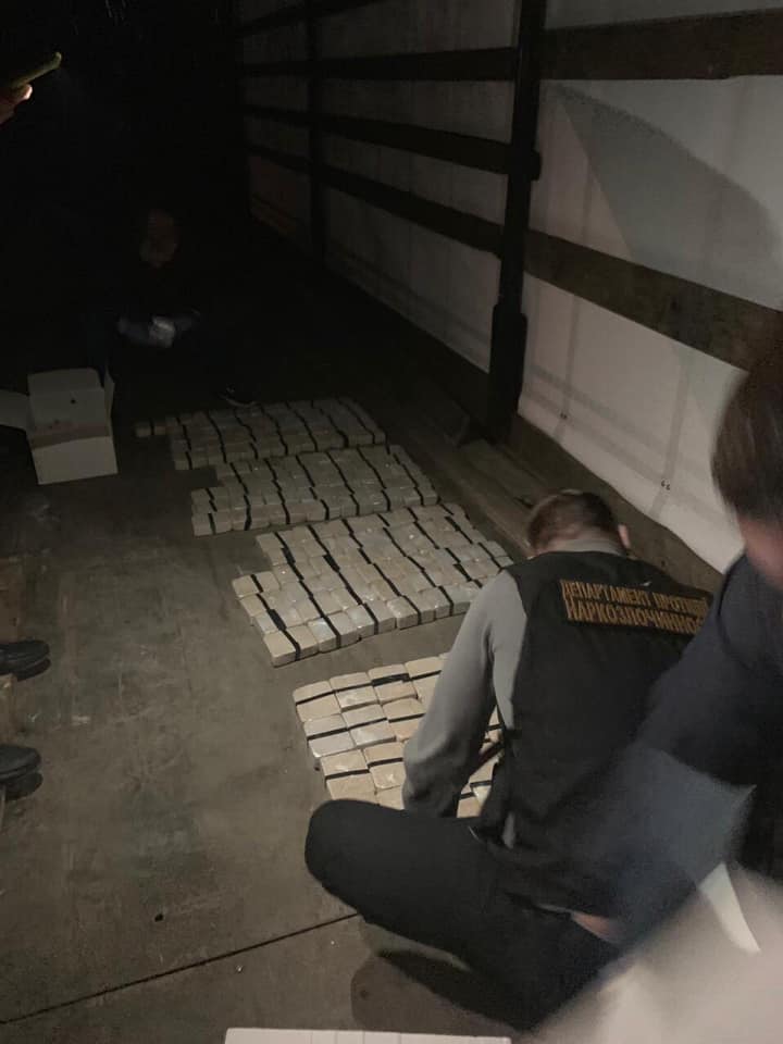 Нацполиция в Киеве задержала группу иностранцев, которые перевозили 300 кг героина (ФОТО)