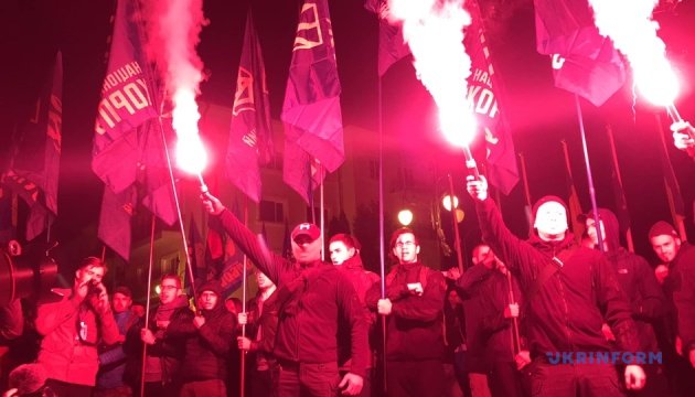 Несколько сотен активистов жгли файера возле Офиса президента в знак протеста формуле Штайнмайера