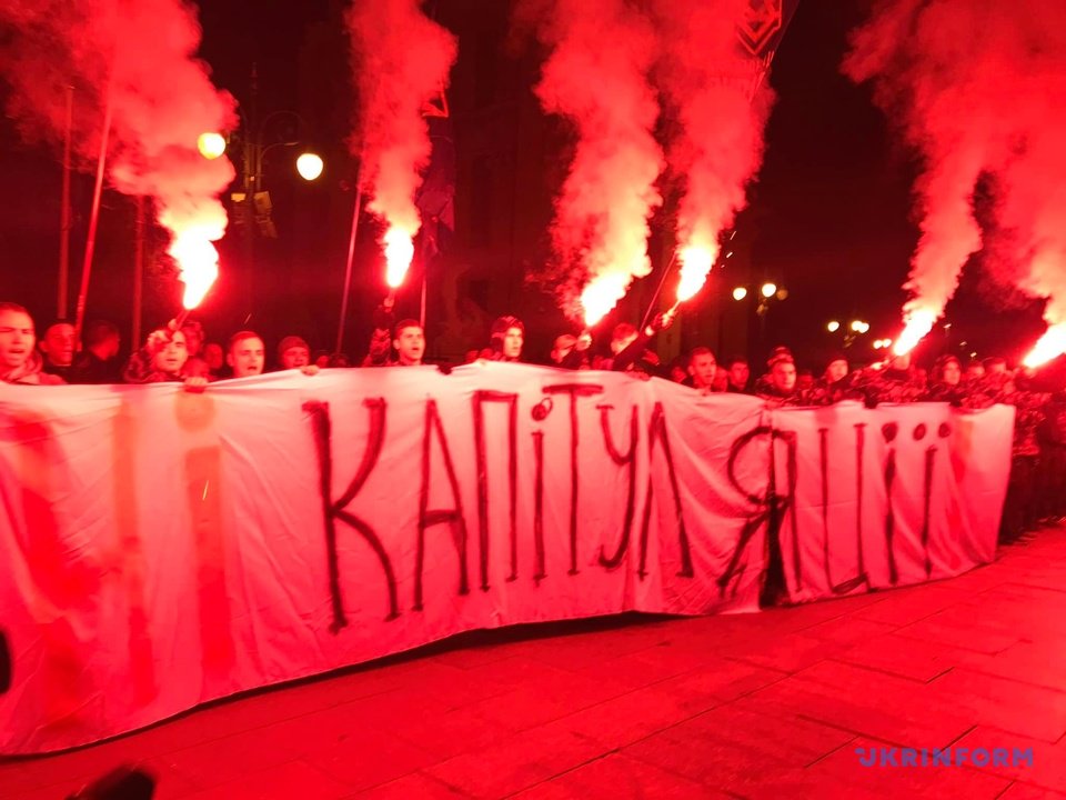 Несколько сотен активистов жгли файера возле Офиса президента в знак протеста формуле Штайнмайера
