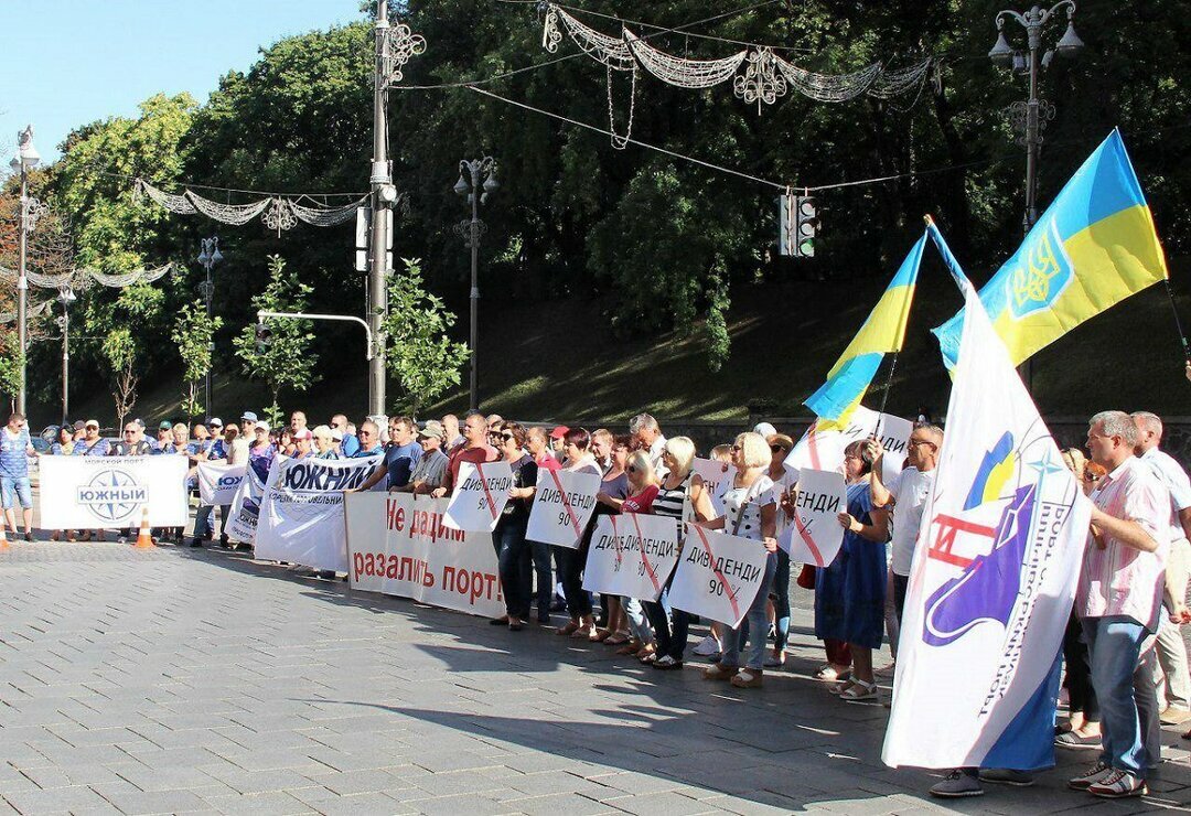 Пикет под Кабмином: портовики требуют в три раза снизить размер отчислений в госбюджет