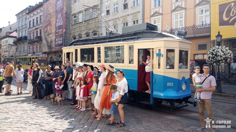 Поїдемо, красуне, кататися: на львівські вулиці виїхав столітній польський трамвай