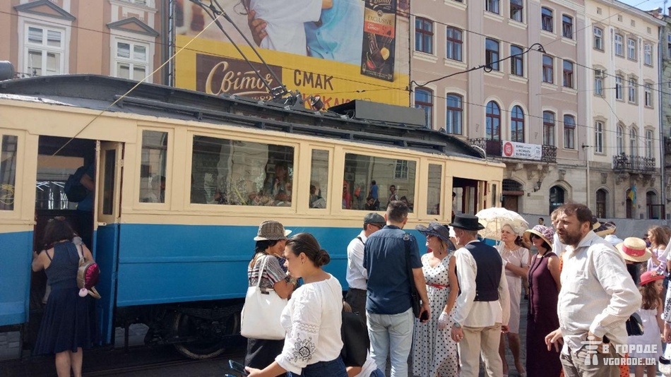 Поїдемо, красуне, кататися: на львівські вулиці виїхав столітній польський трамвай