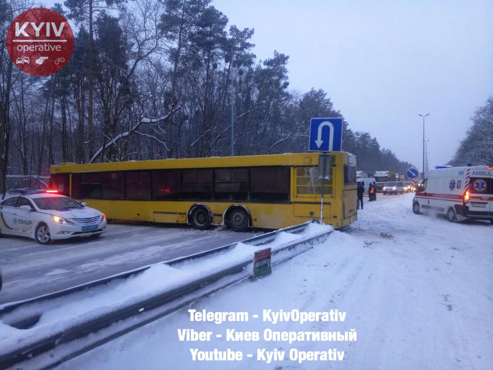 Под Киевом столкнулись автобус и маршрутка, перекрыта международная трасса