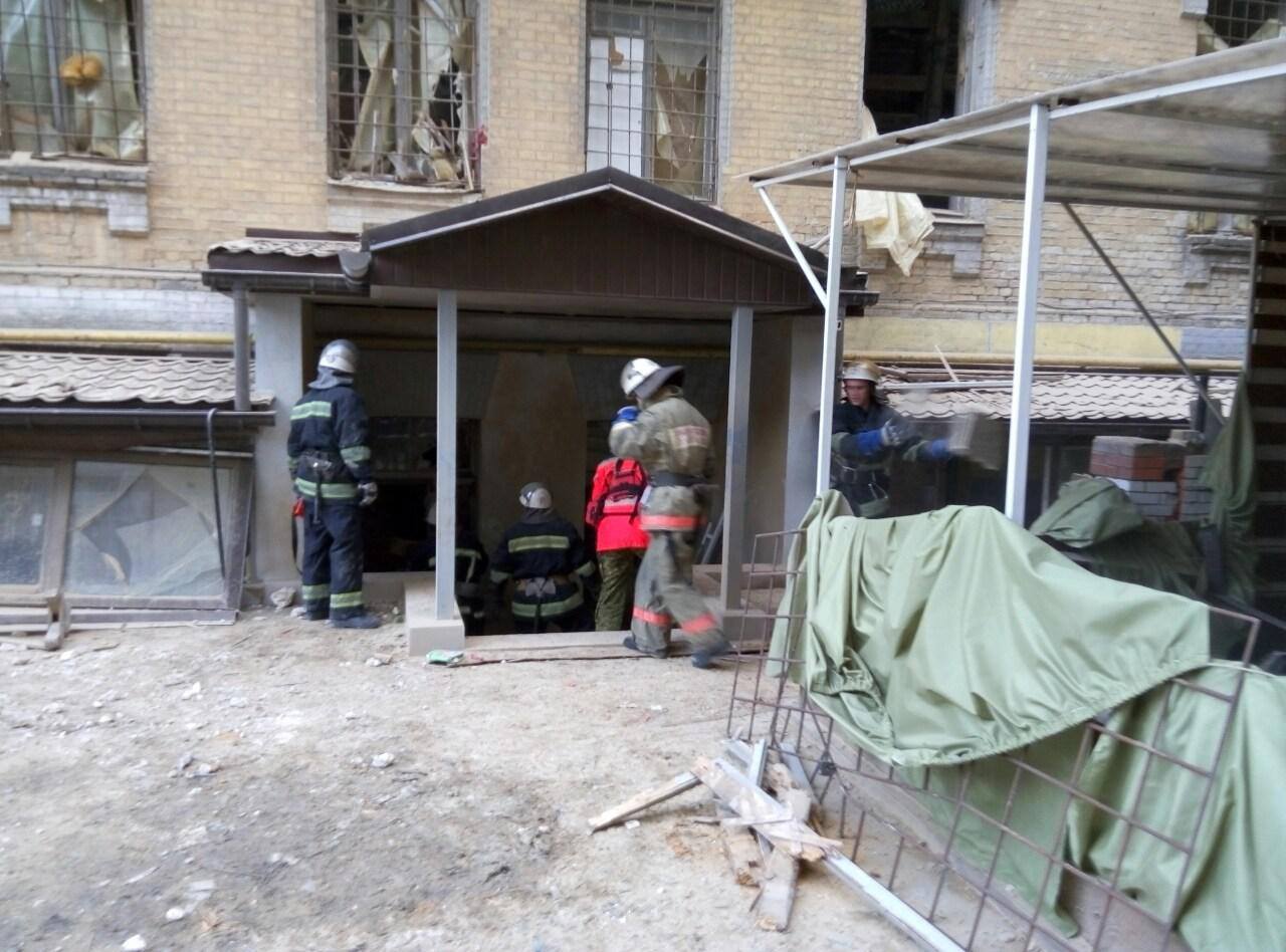 Под завалами обвалившегося в центре Киева дома обнаружили живого человека