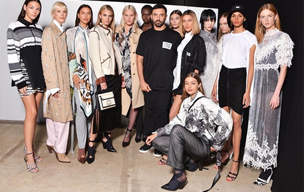 Показ Burberry в Лондоне собрал мировых звезд