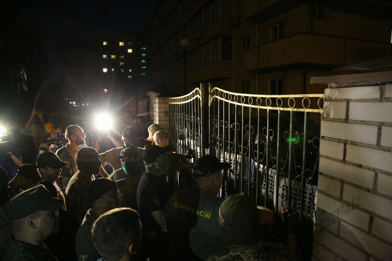 Протестующие у Оболонского суда пытались блокировать улицу, однако их оттеснили силовики