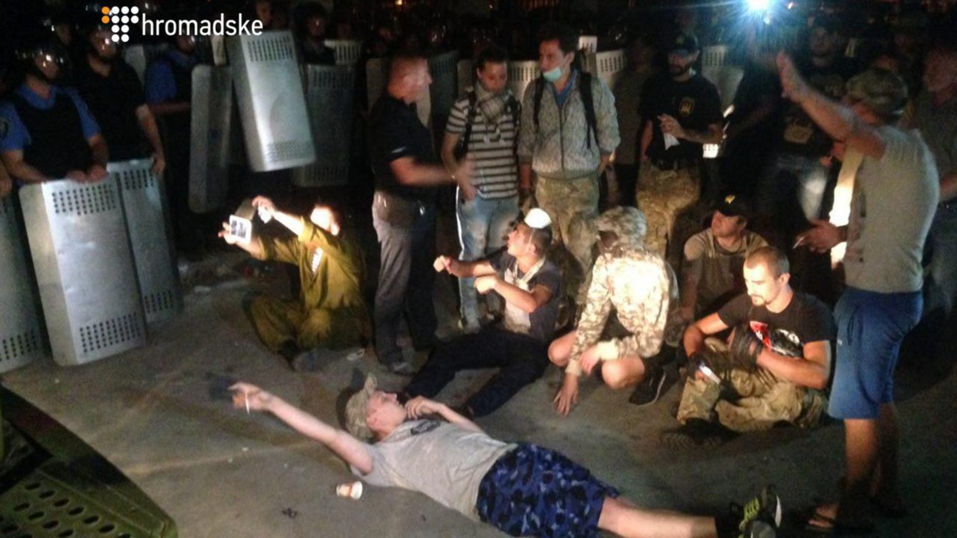 Протестующие у Оболонского суда пытались блокировать улицу, однако их оттеснили силовики