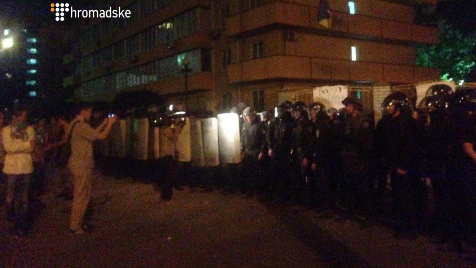 Протестующие у Оболонского суда пытались блокировать улицу, однако их оттеснили силовики