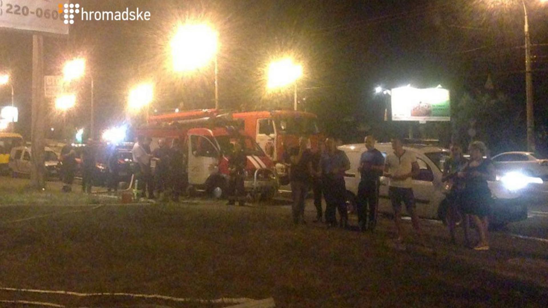 Протестующие у Оболонского суда пытались блокировать улицу, однако их оттеснили силовики