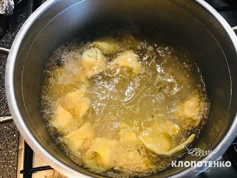 Равіолі з гарбузом і сиром фета в бульйоні