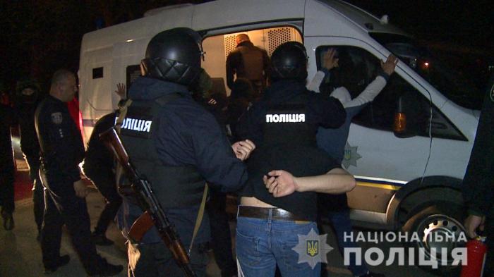 Рейдерский захват провалился: в Винницкой области полиция задержала почти полсотни человек (ФОТО)