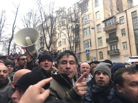 Саакашвили с группой сторонников отправился к зданию Рады