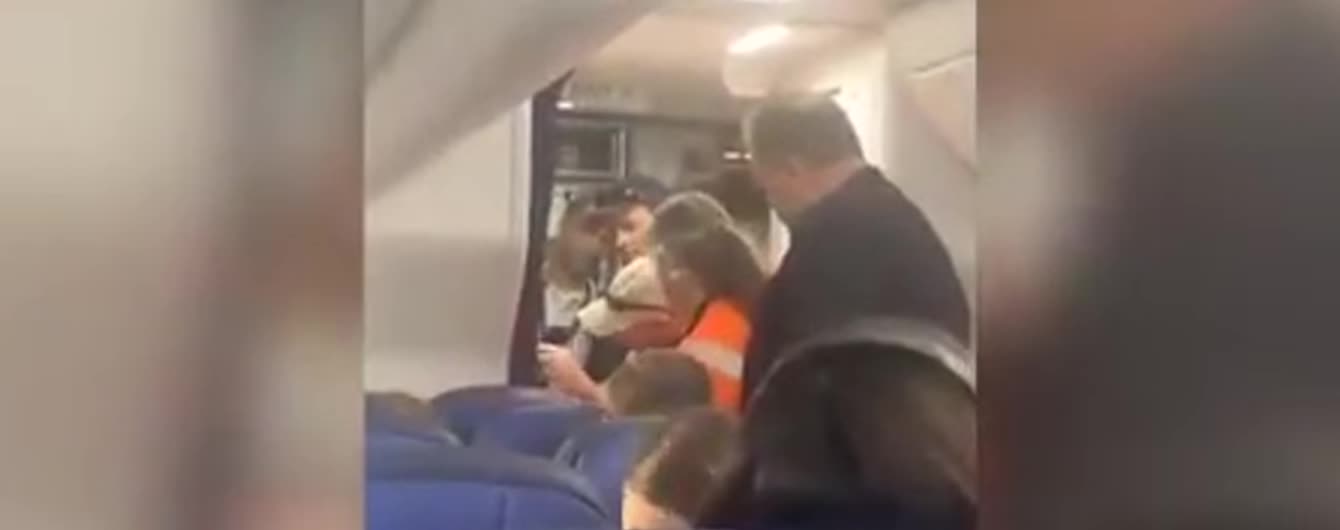 Самолет пошел на экстренную посадку из-за пассажирки, которая застряла в туалете