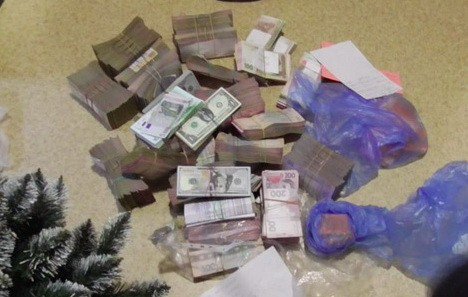 СБУ задержала двух полицейских, которые украли полмиллиона гривен у бизнесмена в Луганской области