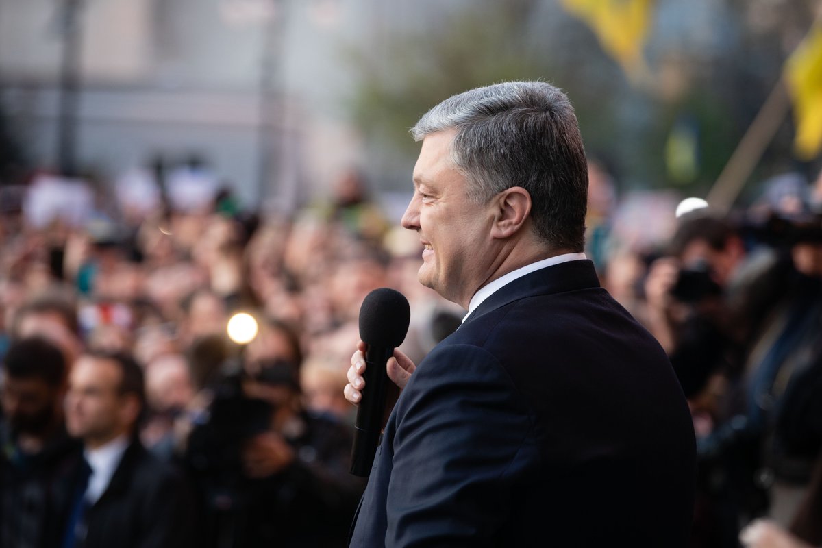 «Спасибо за позитив в Фейсбук»: Порошенко отреагировал на поддержку после поражения от Зеленского (ФОТО)