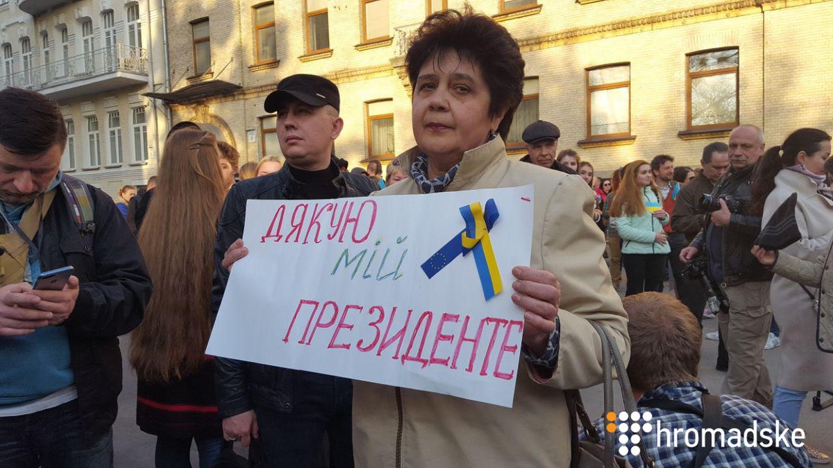 «Спасибо за позитив в Фейсбук»: Порошенко отреагировал на поддержку после поражения от Зеленского (ФОТО)