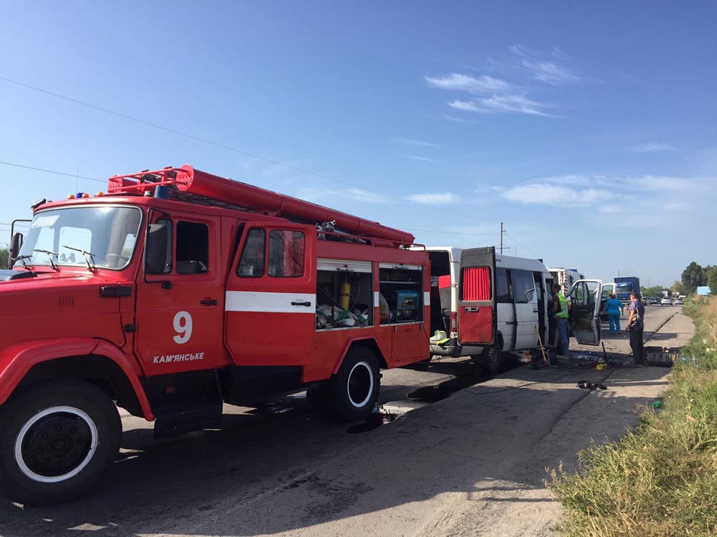 Столкновение рейсового автобуса и грузовика в Днепропетровской области: более 10 человек госпитализированы (ФОТО)
