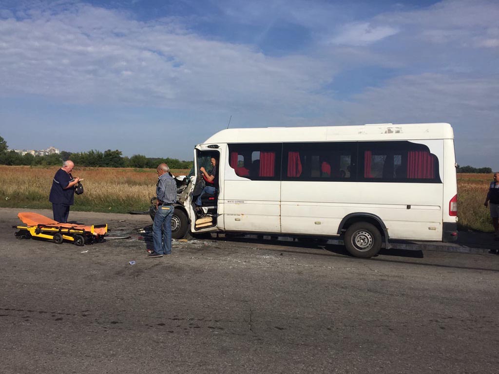 Столкновение рейсового автобуса и грузовика в Днепропетровской области: более 10 человек госпитализированы (ФОТО)