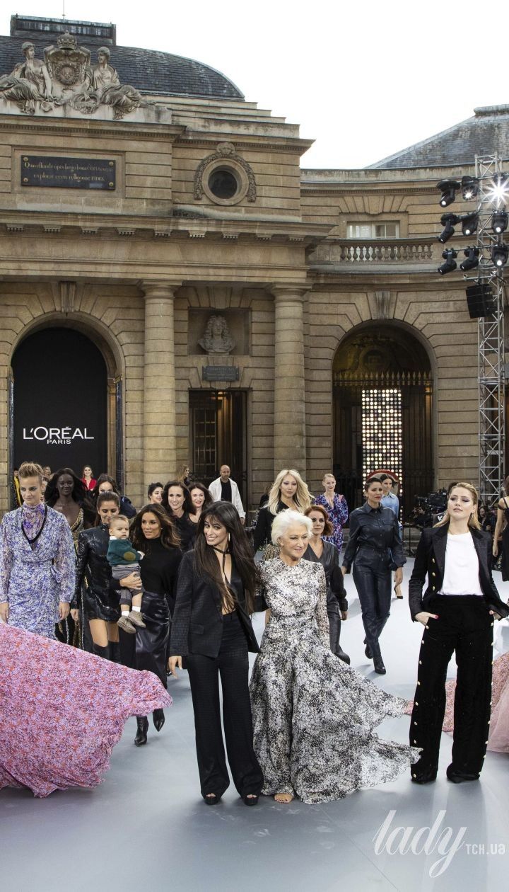 У шкіряних штанах і на шпильках: Катрін Деньов на показі Louis Vuitton