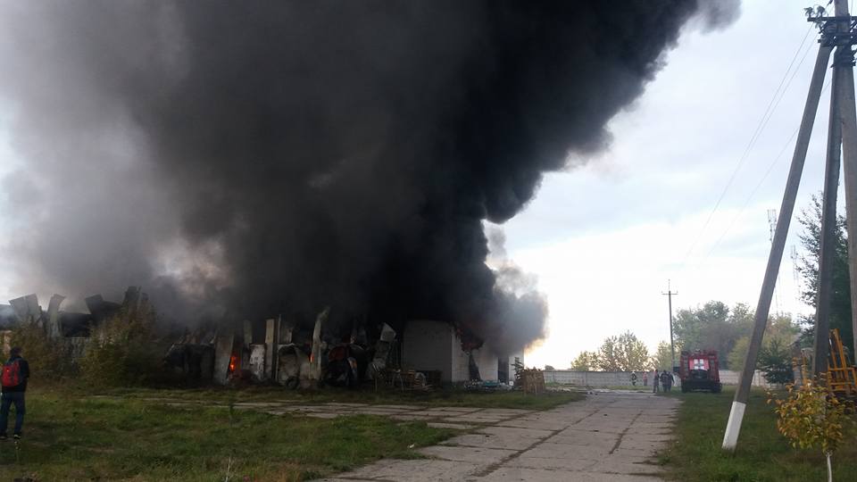 В Броварах Киевской обл. горит около 500 кв. м складских помещений