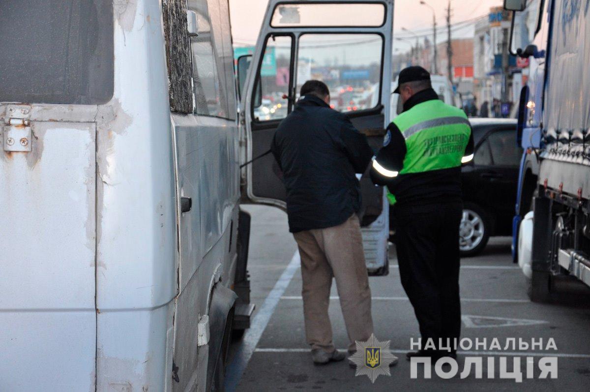 В Черновцах во время профилактической отработки обнаружили два автомобиля-двойника