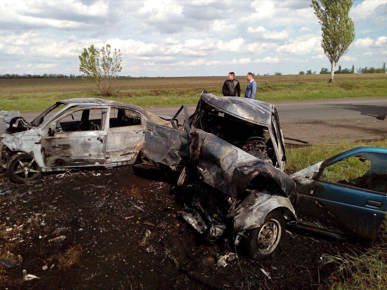 В Донецкой обл. две легковушки столкнулись лоб в лоб и загорелись: есть жертвы