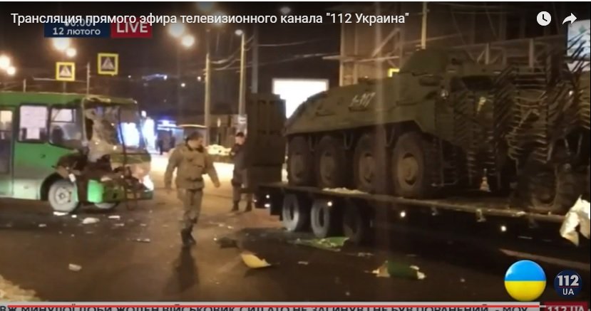 В Харькове столкнулись маршрутка и прицеп с несколькими БТР