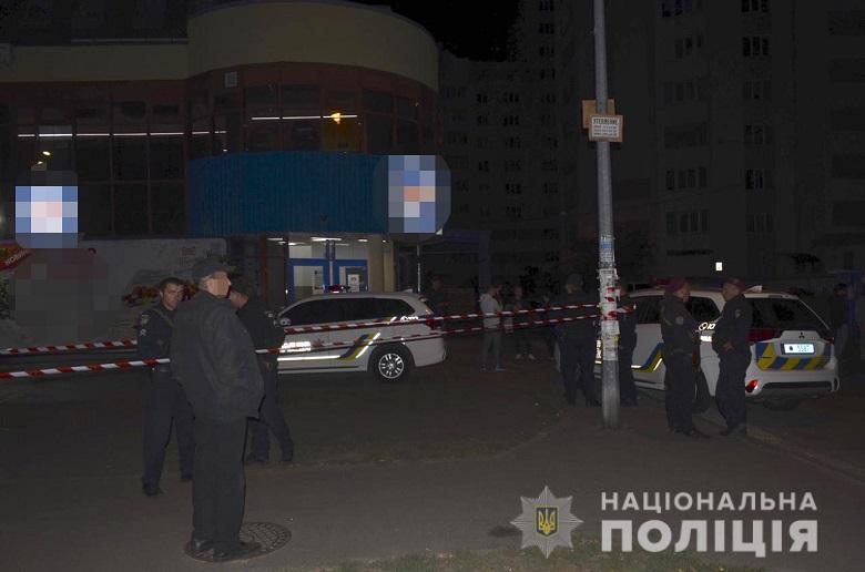 В Киеве группа нетрезвых лиц напала на спецназовца, тот применил оружие (ФОТО)