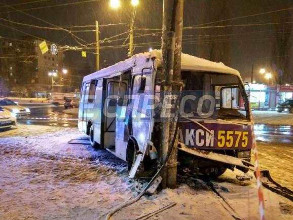 В Киеве маршрутка сбила двоих на остановке и влетела в столб