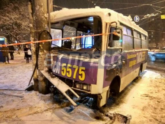 В Киеве маршрутка сбила двоих на остановке и влетела в столб
