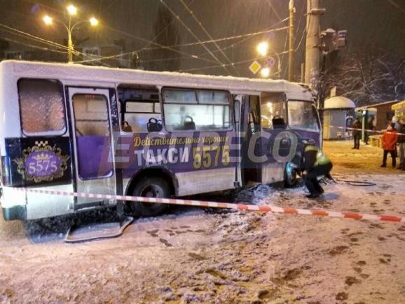 В Киеве маршрутка сбила двоих на остановке и влетела в столб