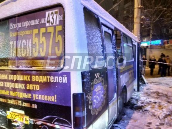 В Киеве маршрутка сбила двоих на остановке и влетела в столб