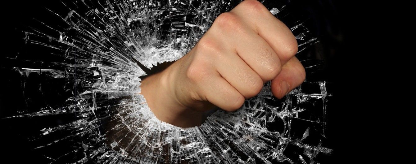 В Киеве молодчики избили до комы парня из-за неправильной одежды и прически