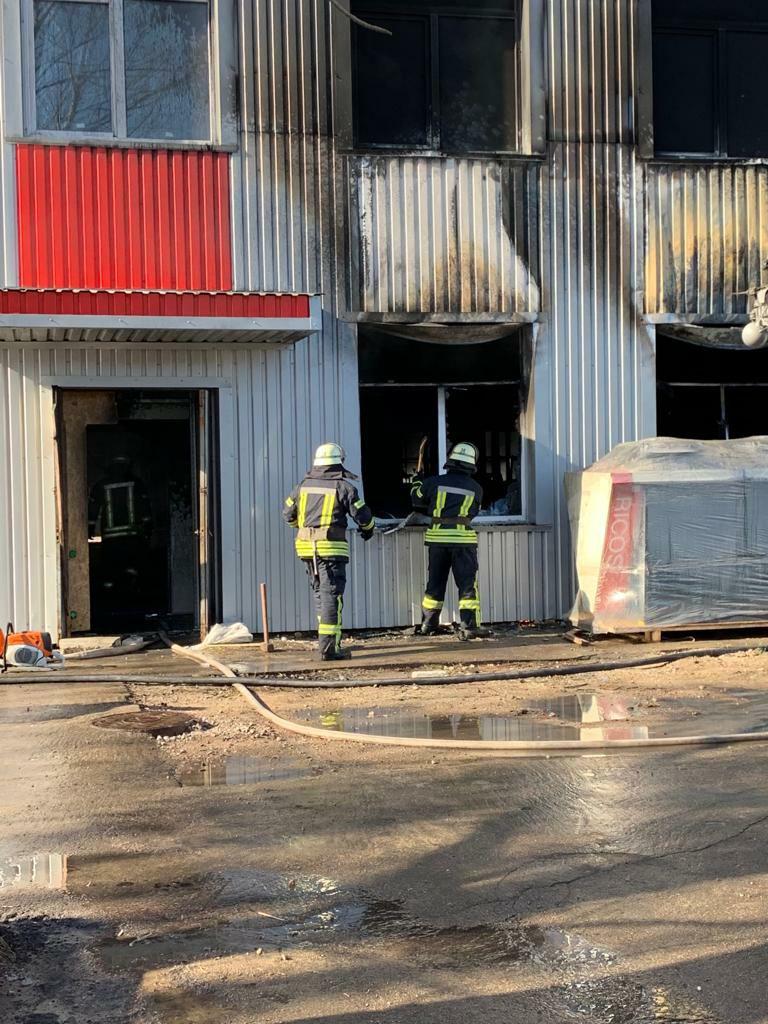 В Киеве на Дарнице потушили пожар в офисном помещении, в результате пожара есть пострадавшие