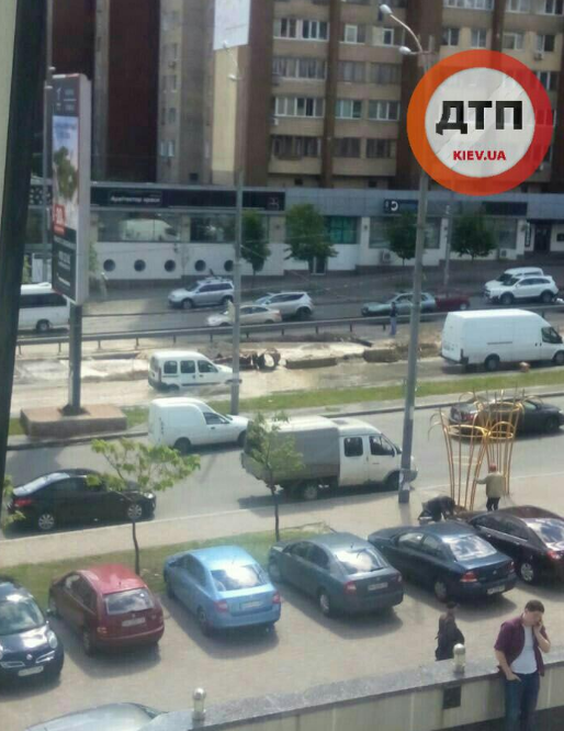 В Киеве на Голосеевском проспекте из-за прорыва трубы провалился асфальт