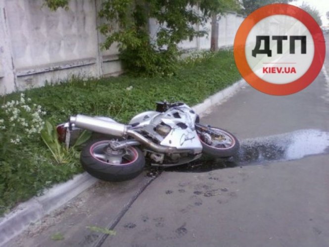 В Киеве на перекрестке водитель иномарки сбил мотоциклиста