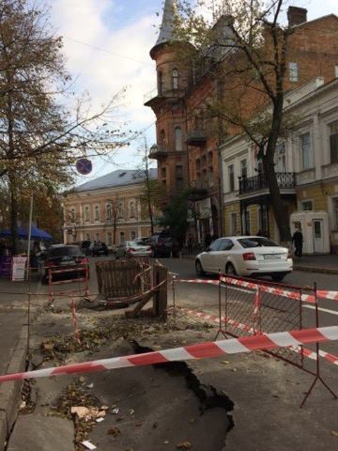 В Киеве напротив посольства Польши ушел под землю асфальт